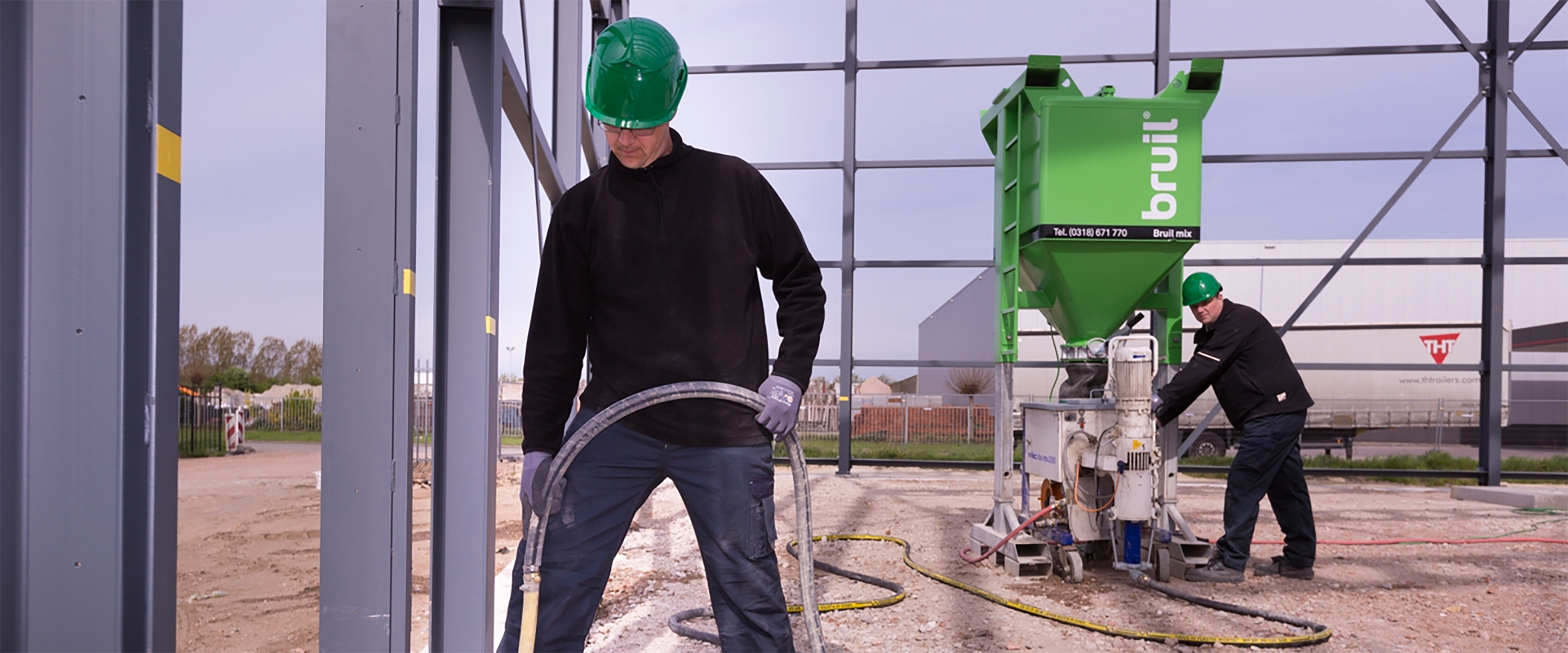 Bruil silo-service: metselmortel pompen op de bouwplaats.